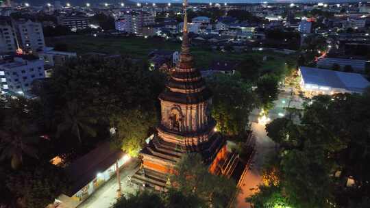 泰国清迈古城罗摩利寺航拍城市夜景风光