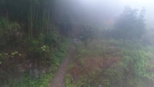 下雨天野外跑步