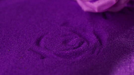 紫色沙子上的玫瑰印记被慢慢覆盖视频素材模板下载