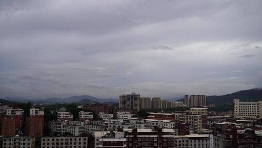 小镇阴天下雨天乌云天空山云雾流动雾气雨后