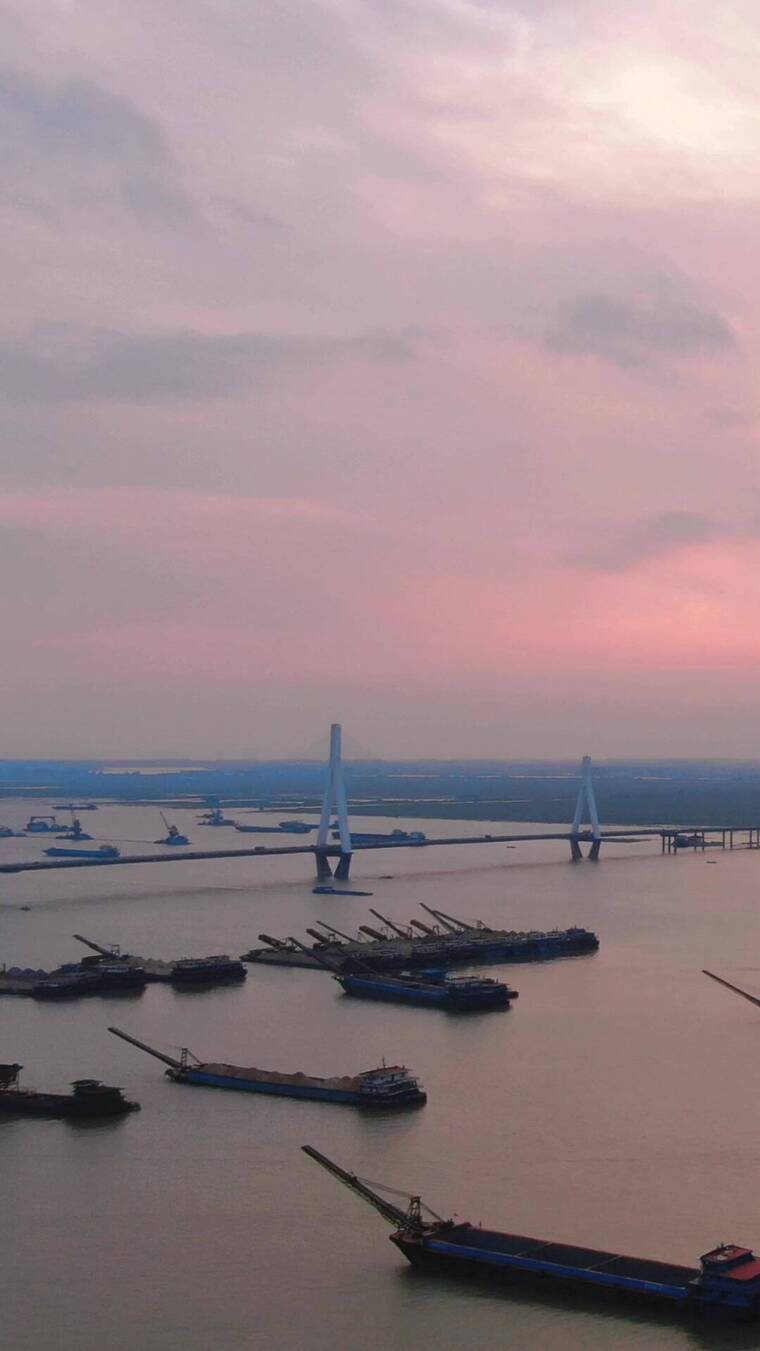 日落晚霞湖面游船竖屏航拍