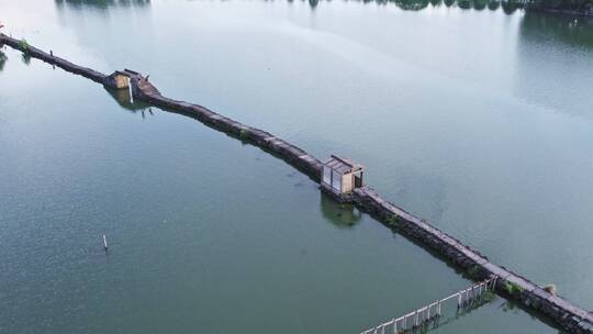 湖面上的石板长桥人文古迹绍兴著名旅游景点