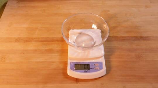 玻璃碗厨房秤称豆芽重量视频素材模板下载