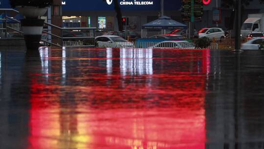 雨中的城市路口