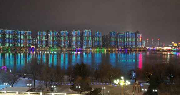 夜间多彩灯光映照下的城市江景