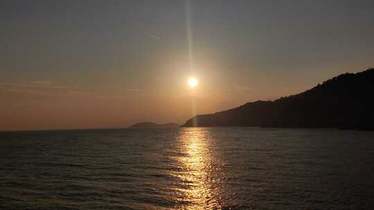 海上日落，金色余晖洒在波光粼粼海面