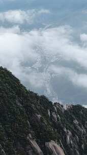 黄山天都峰山巅云海下的城镇远景