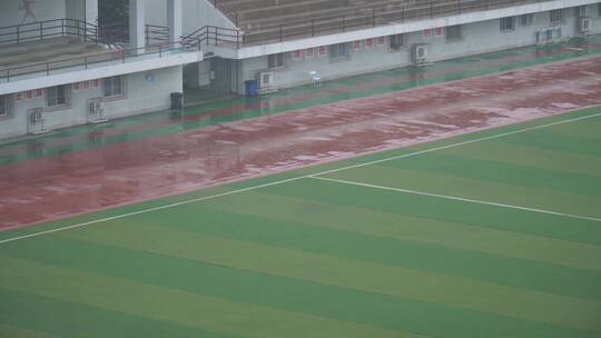 暴雨中下雨时的操场跑道