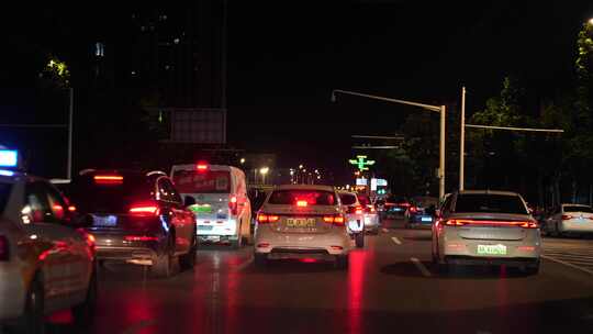 夜间开车行驶在城市道路夜晚城市车窗外风景