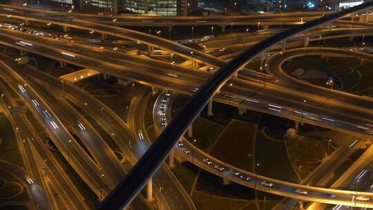 高峰时间在繁忙的城市道路上行驶的汽车