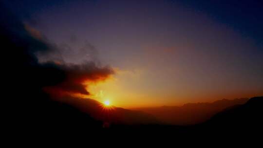清晨山顶日出太阳升起山间雾气山峰山脉山峦视频素材模板下载