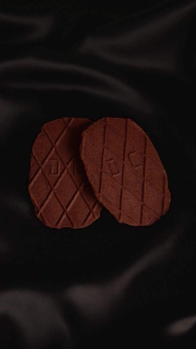 双手掰开巧克力饼干特写 华夫脆