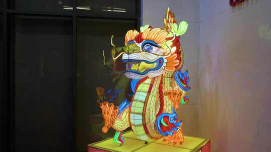 中国文化中心外点亮的龙灯装置，纪念厄普科