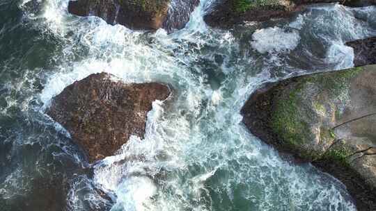 大海波涛汹涌航拍