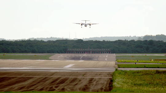 飞机降落在停机坪视频素材模板下载
