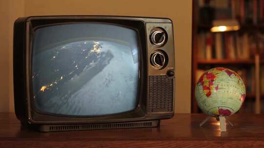 复古电视播放着地球