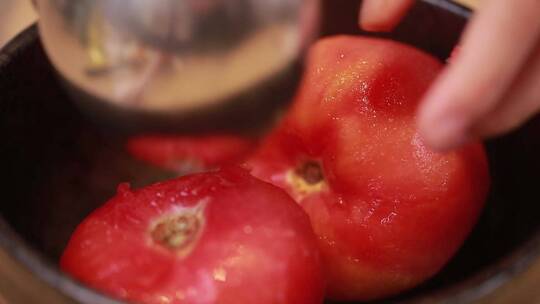 烫西红柿去皮熬番茄酱视频素材模板下载