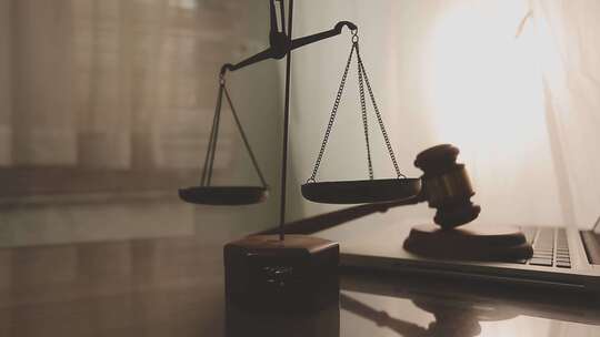 正义法槌和天平象征着司法公平