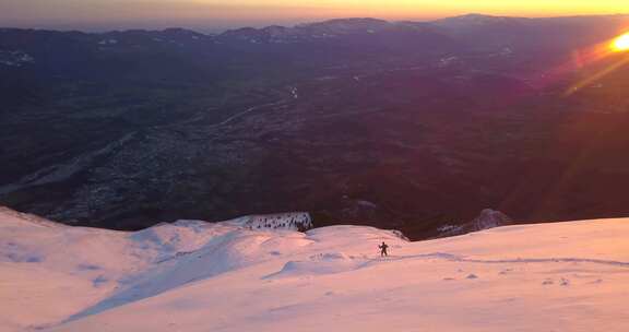 日落下积雪覆盖雪山