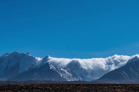 8k 雪山瀑布云景观