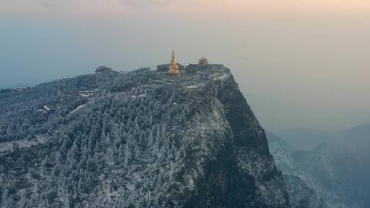 航拍冬天清晨的峨眉山金顶雪景