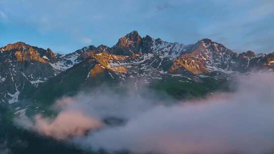 航拍新疆雪山