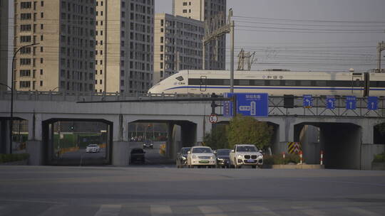 动车从城市驶过视频素材模板下载