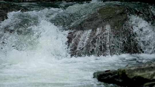 山涧河水水花四溅特写