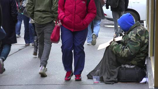 曼哈顿纽约市的街道上都没有人注意到一个无家可归的人