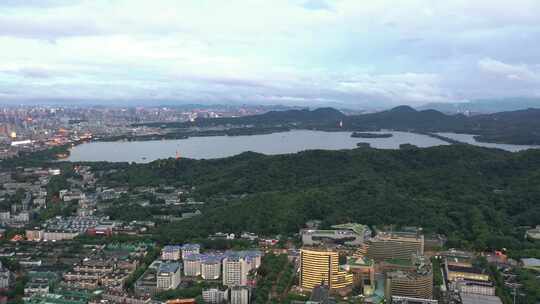 夏季台风天西湖航拍全景 一半城市一半自然