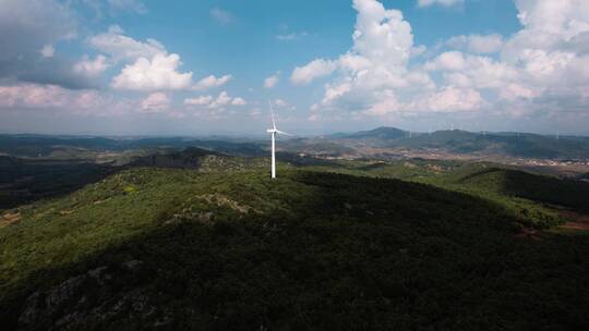 风力发电视频矗立在云贵高原山颠的发电风车