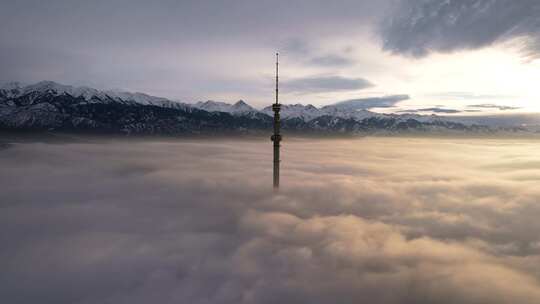 云层中的电视塔