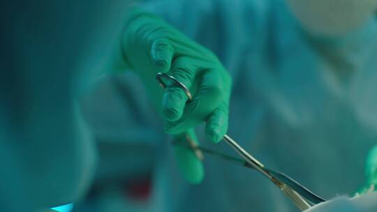 外科医生团队在手术室做手术视频素材模板下载
