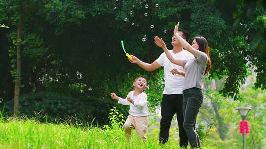 一家三口开心家庭在户外玩耍美好生活幸福