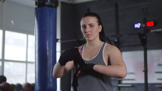 女子拳手在健身房包拳视频素材模板下载