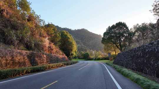 行驶在山区公路的第一视角