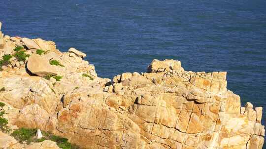 海边悬崖俯拍海岛海岸线岛屿大海岸边岩石