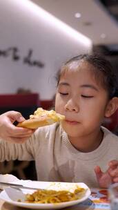 吃披萨的亚洲女孩