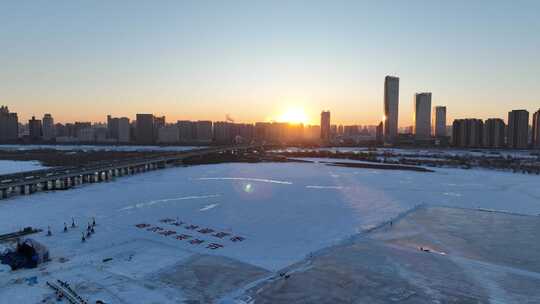 哈尔滨冬季松花江上采冰航拍