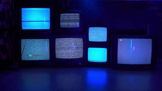 旧电视屏幕在黑暗背景下无信号的不同变体