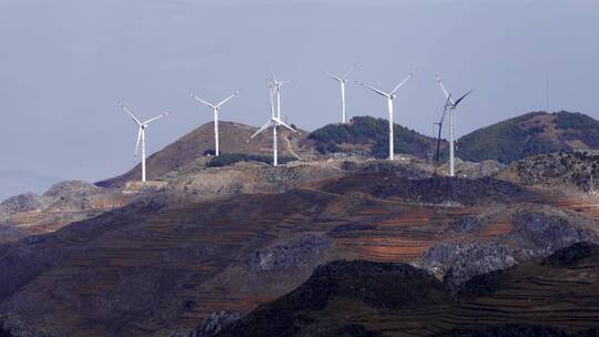 云南红土地丘陵上的风力发电大风车视频素材模板下载