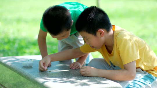 两个小孩在树林里捉虫子 玩蚱蜢 蝗虫