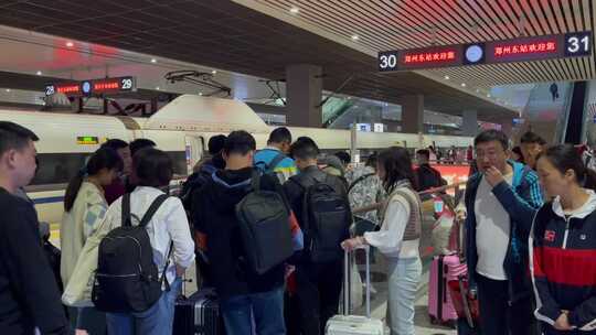 郑州东站站台下摇下行隧道出站的旅客