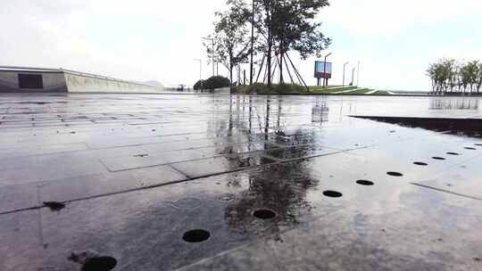 杭州钱塘江江边下暴雨空镜头视频素材模板下载