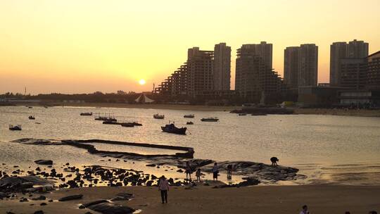 海边夕阳日落晚霞港口渔船安静唯美湖边岸边