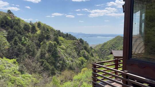 北京郊外山屋景台外群山绿意盎然