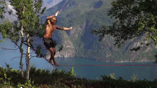 欧洲挪威，一个人在美丽的自然风景中走在一视频素材模板下载