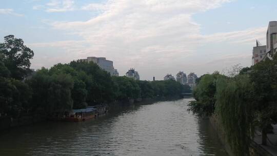 天空下的河水风景