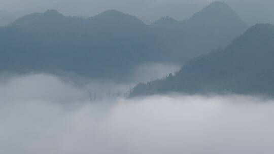 云雾笼罩的西南山区云南山区云海