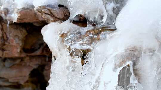 春暖花开冰雪融化滴水泉水空镜